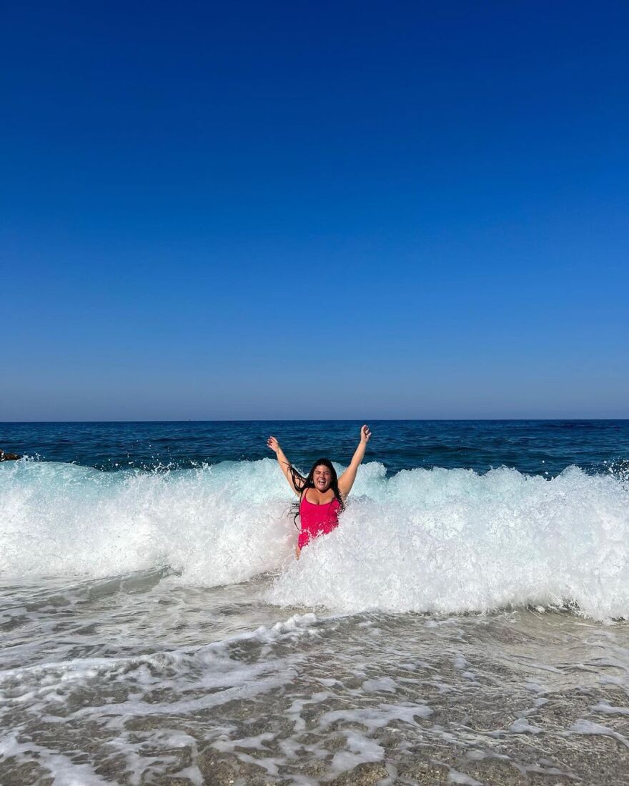 Δανάη Μπάρκα: «Παλεύει» με τα κύματα