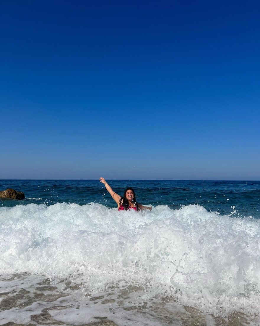 Δανάη Μπάρκα: «Παλεύει» με τα κύματα