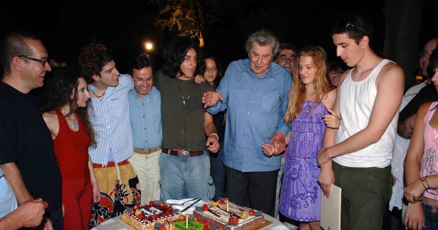 Μίκης Θεοδωράκης: Όταν γιόρταζε τα γενέθλιά του μαζί με όλη την Ελλάδα 