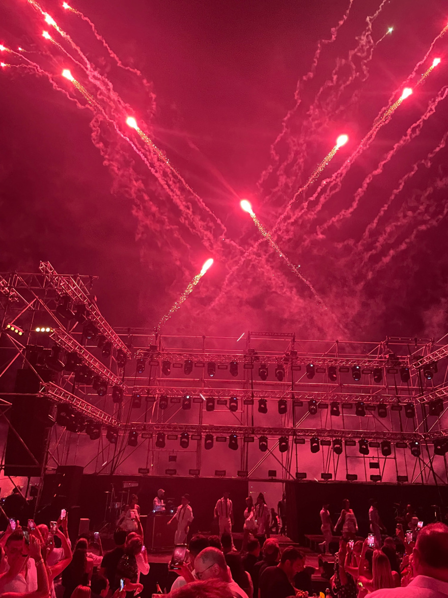 Μύκονος: 2.000 άτομα, celebrities και ξένοι κροίσοι στο μεγάλο πάρτι στην Ψαρού - Βίντεο και φωτογραφίες