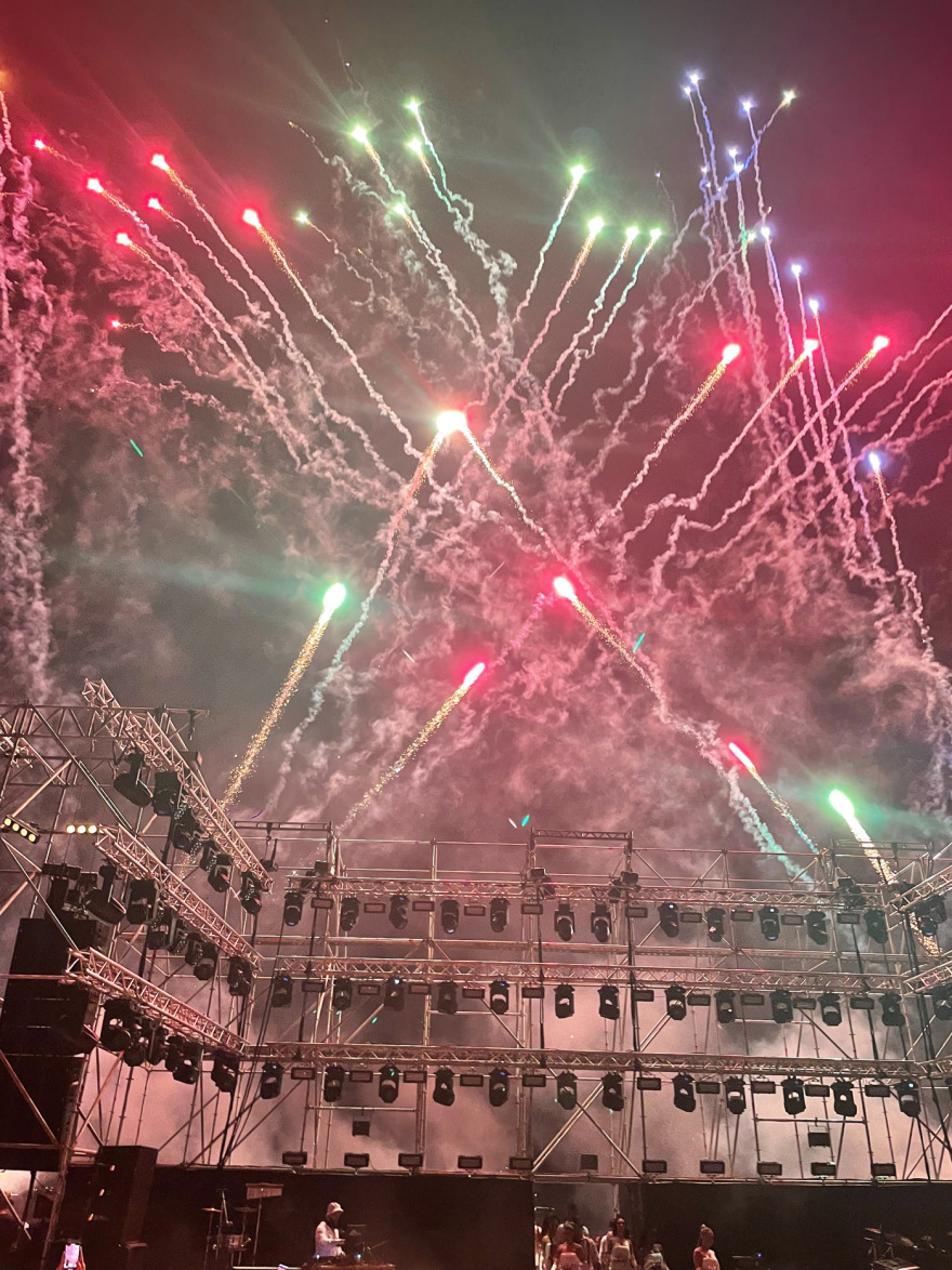 Μύκονος: 2.000 άτομα, celebrities και ξένοι κροίσοι στο μεγάλο πάρτι στην Ψαρού - Βίντεο και φωτογραφίες