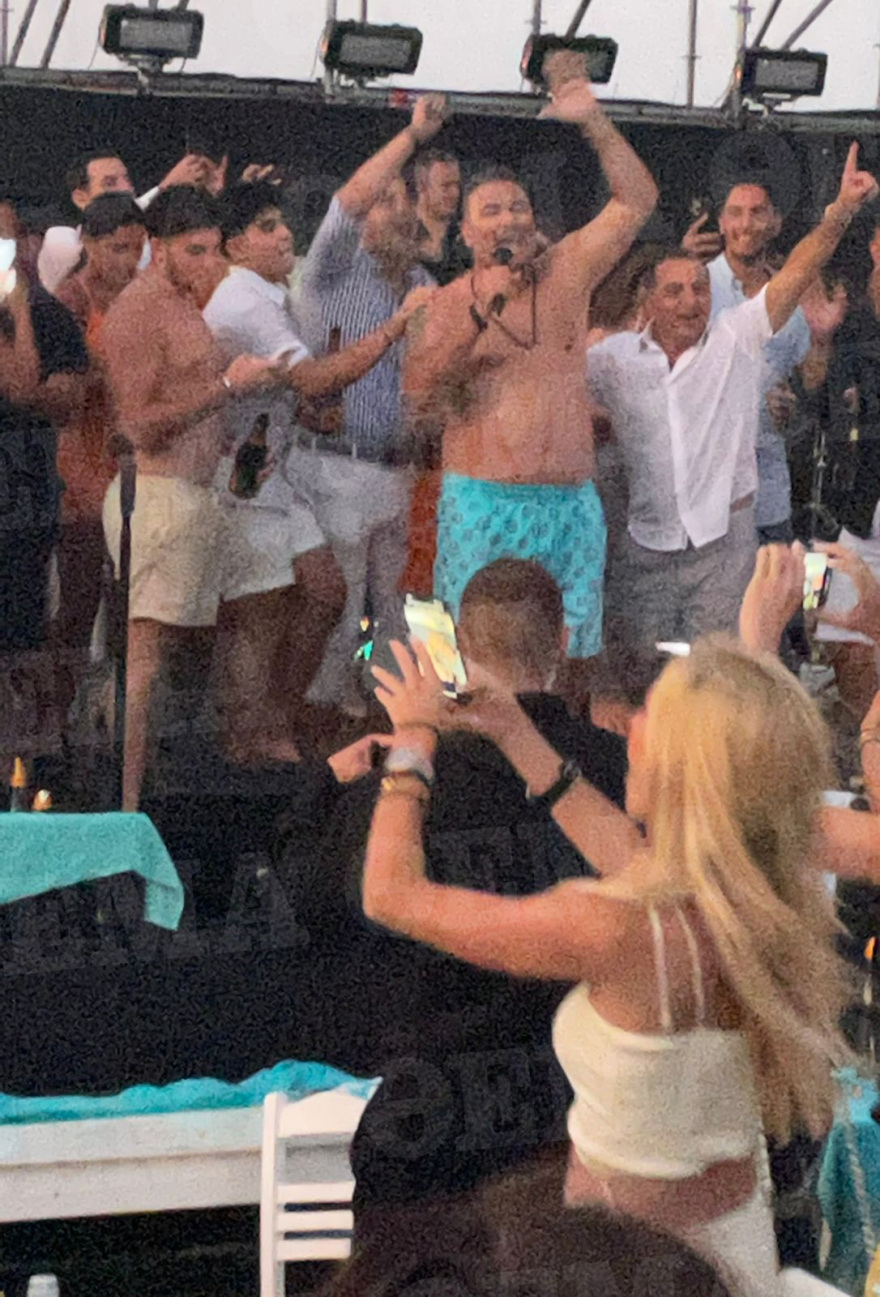 Μύκονος: 2.000 άτομα, celebrities και ξένοι κροίσοι στο μεγάλο πάρτι στην Ψαρού - Βίντεο και φωτογραφίες