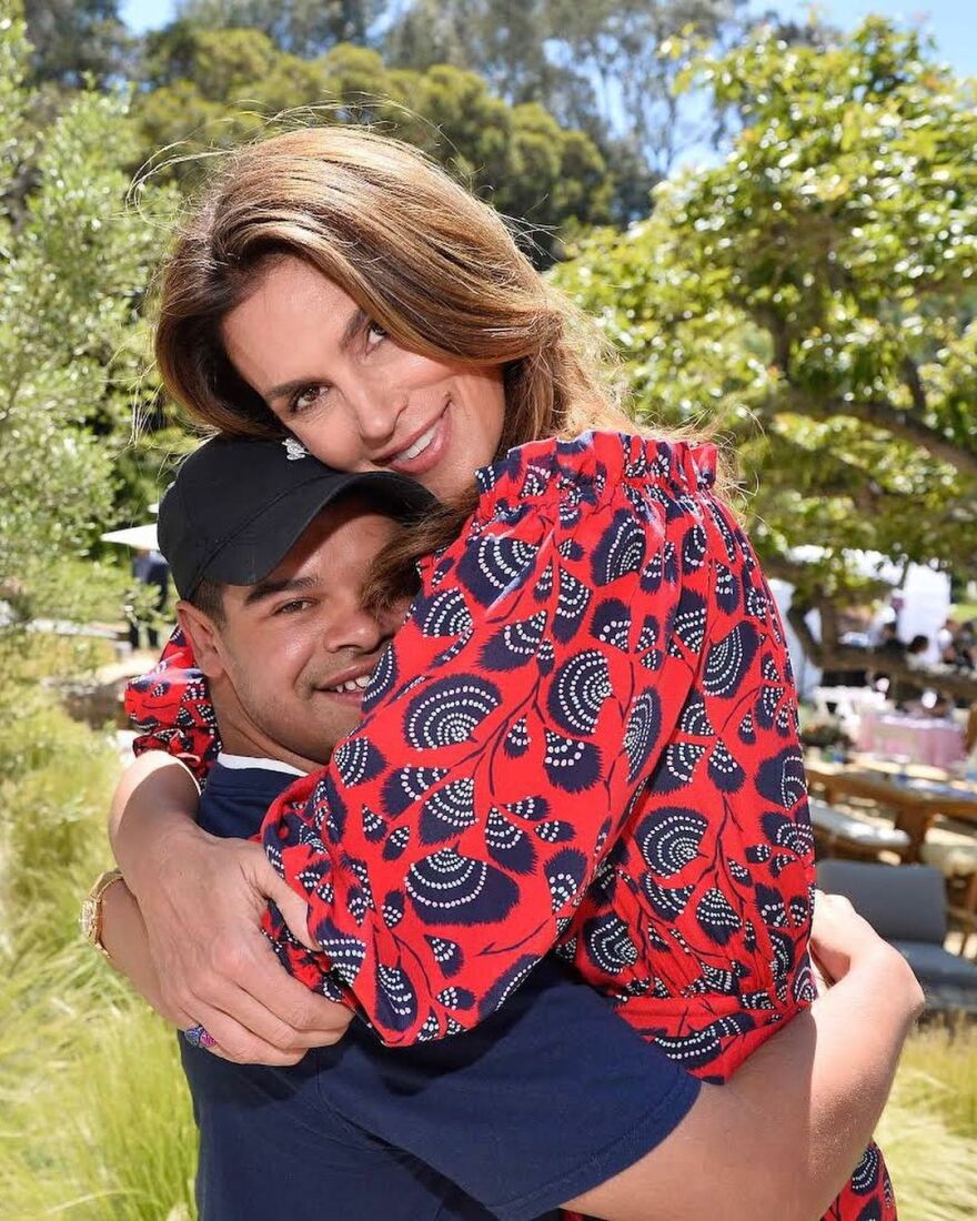 Σίντι Κρόφορντ: Τιμάει την Παγκόσμια Ημέρα Φιλίας με δύο ξεχωριστές εικόνες 