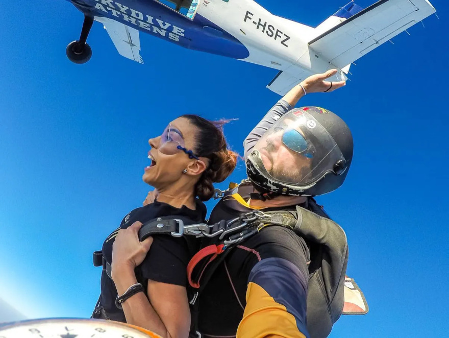 Ειρήνη Παπαδοπούλου: Η τραγουδίστρια έκανε ελεύθερη πτώση από αεροπλάνο  