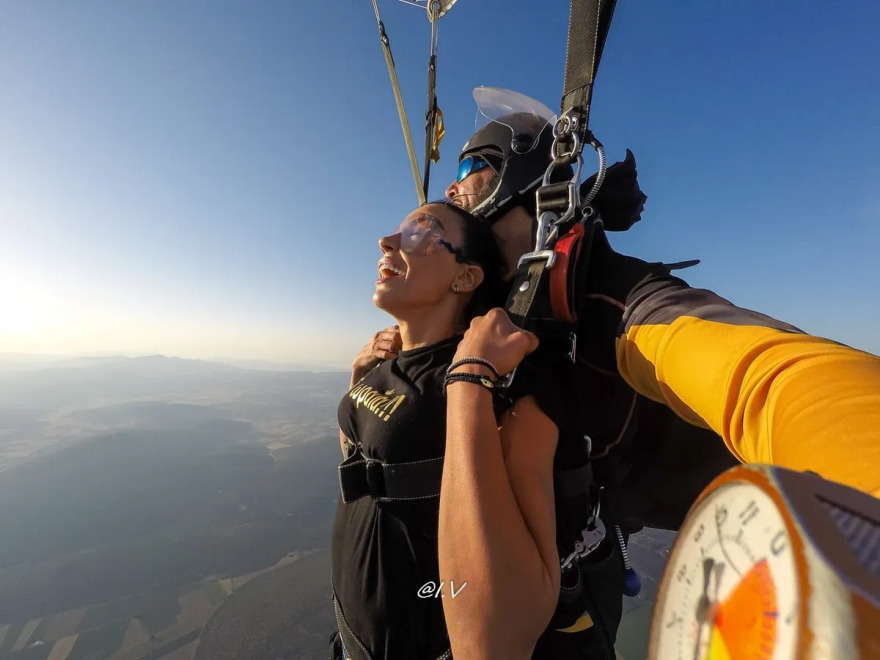 Ειρήνη Παπαδοπούλου: Η τραγουδίστρια έκανε ελεύθερη πτώση από αεροπλάνο  