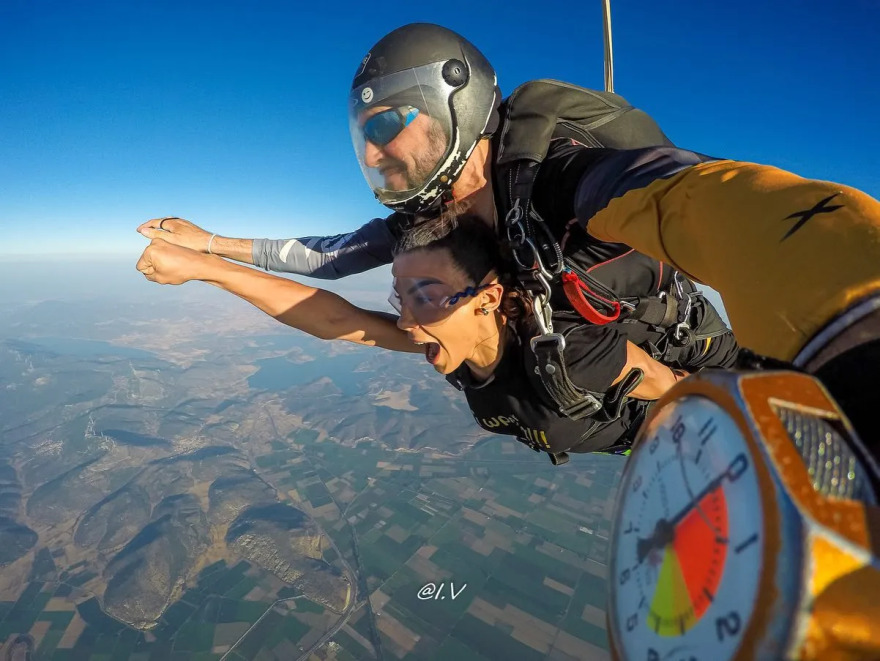 Ειρήνη Παπαδοπούλου: Η τραγουδίστρια έκανε ελεύθερη πτώση από αεροπλάνο  