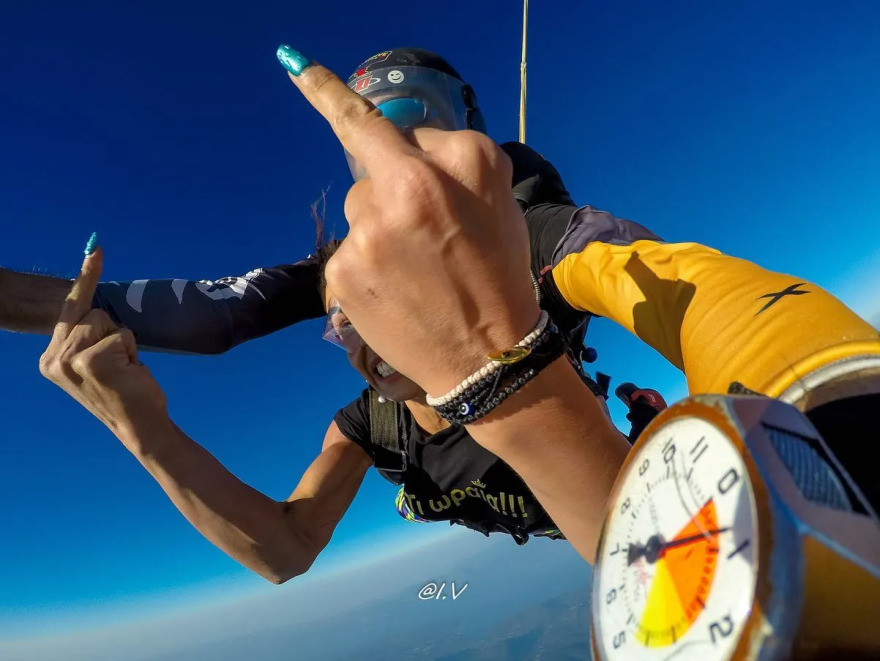 Ειρήνη Παπαδοπούλου: Η τραγουδίστρια έκανε ελεύθερη πτώση από αεροπλάνο  