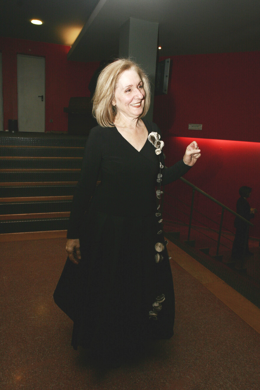 Κάρμεν Ρουγγέρη: «Παράλληλα με το θέατρο ασχολήθηκα και με τη δημιουργία νυφικών»