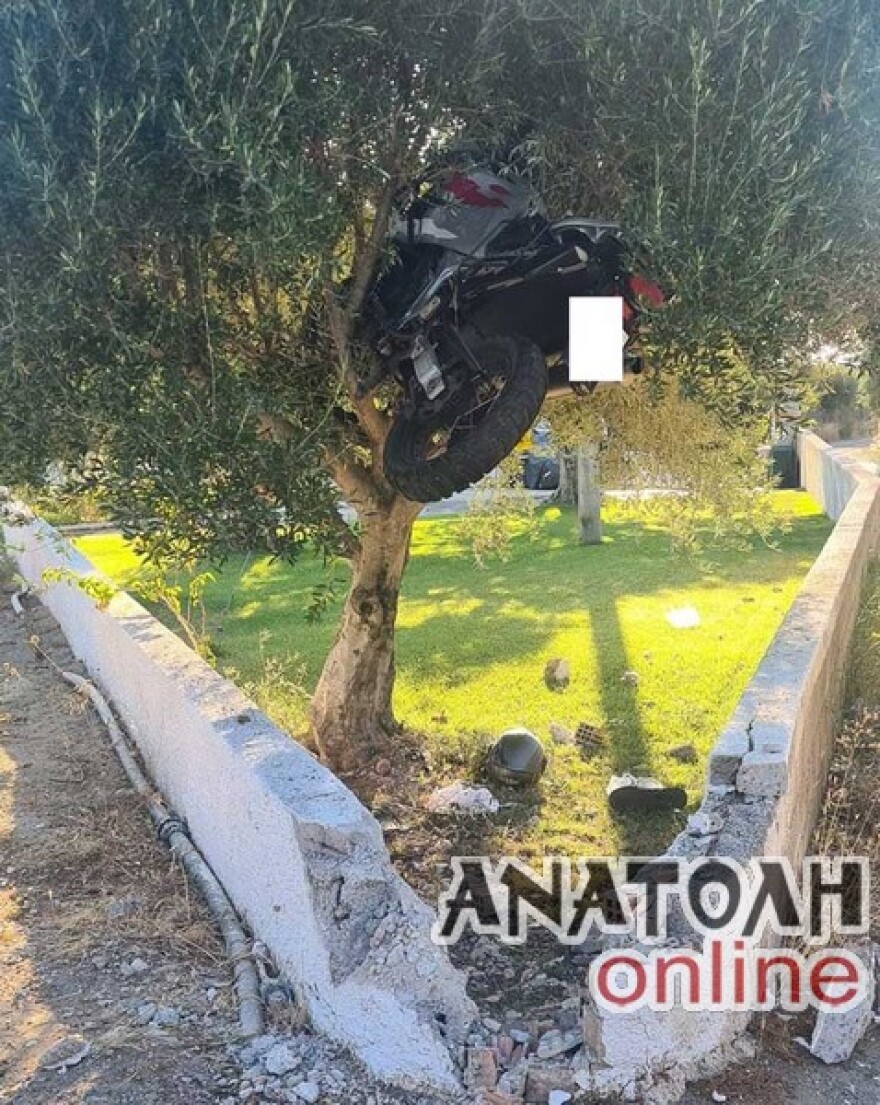 Κρήτη: Μοτοσικλέτα... απογειώθηκε και «καρφώθηκε» σε δέντρο στο Λασίθι - Δείτε φωτογραφίες