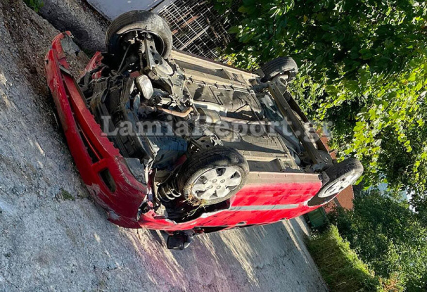 Φθιώτιδα: Τα πάνω... κάτω είδαν τρεις επιβάτες σε αυτοκίνητο που αναποδογύρισε - Δείτε φωτογραφίες