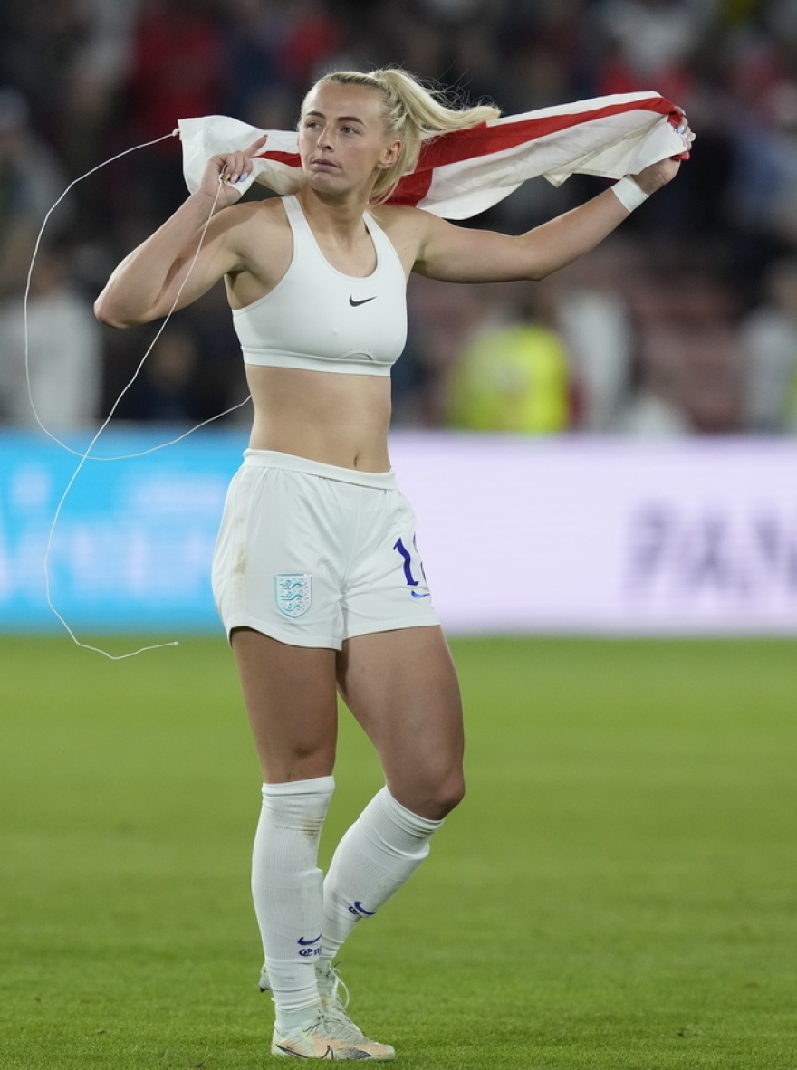 Κλόε Κέλι: Το κορίτσι που έβγαλε τη φανέλα της και τους Άγγλους στους δρόμους 