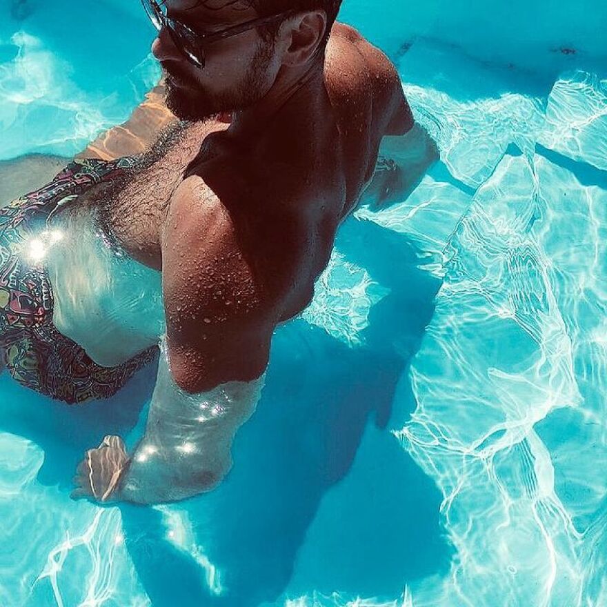 Γιάννης Κουκουράκης: Ο ηθοποιός χαλαρώνει στην πισίνα