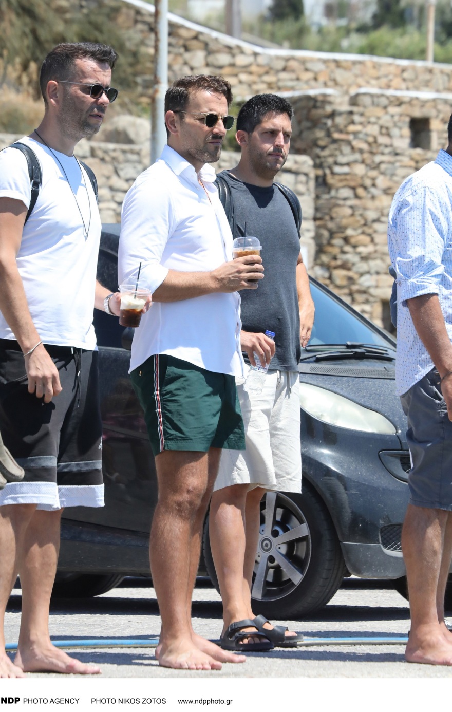 Ο Νίκος Βέρτης σε σκάφος στη Μύκονο