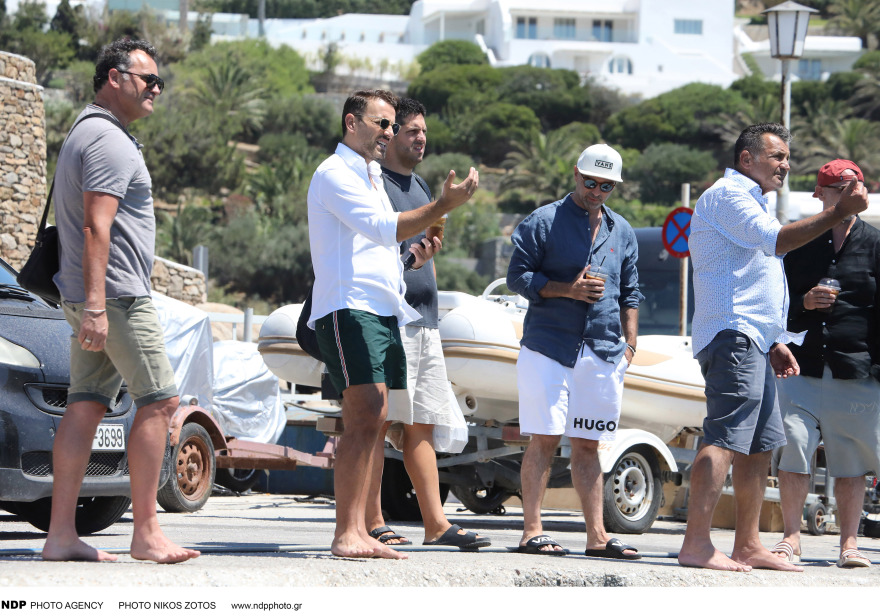 Ο Νίκος Βέρτης σε σκάφος στη Μύκονο