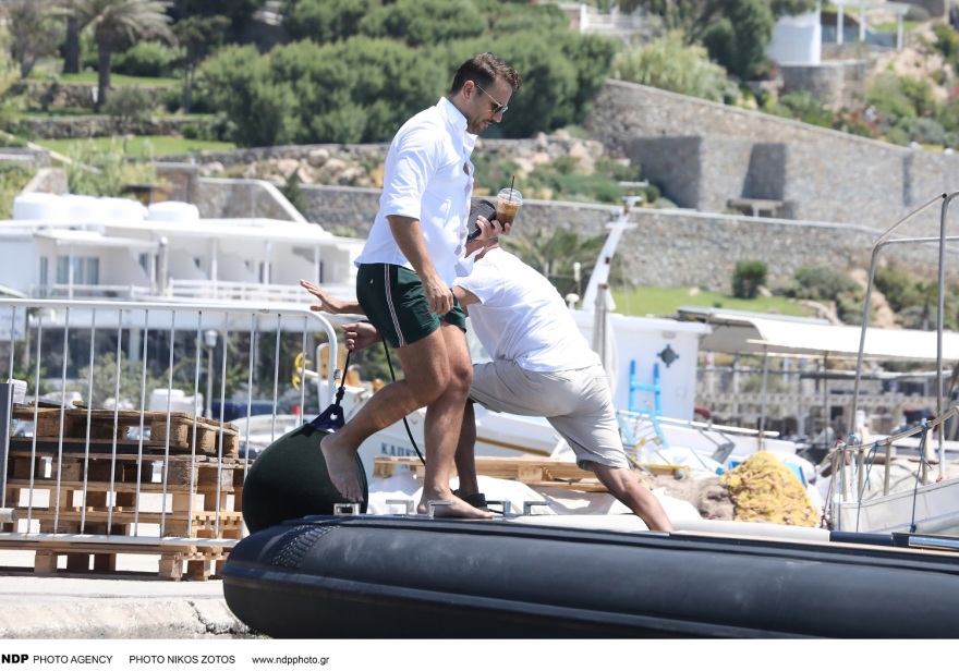 Ο Νίκος Βέρτης σε σκάφος στη Μύκονο