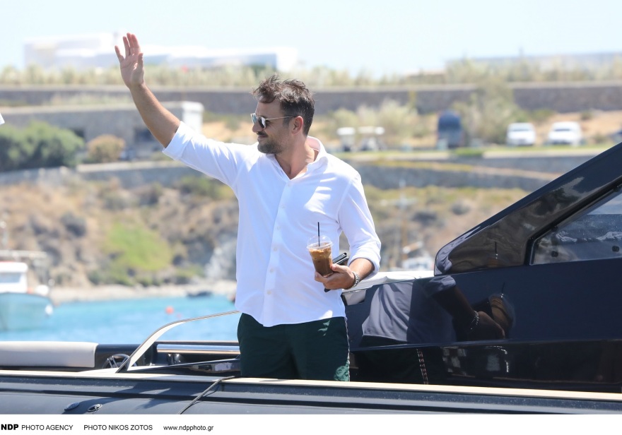 Ο Νίκος Βέρτης σε σκάφος στη Μύκονο