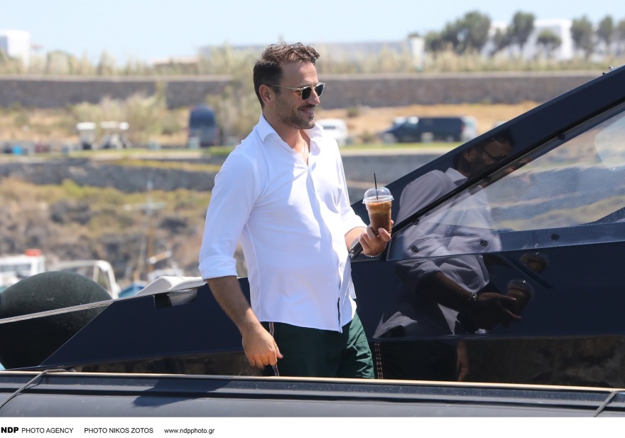 Ο Νίκος Βέρτης σε σκάφος στη Μύκονο