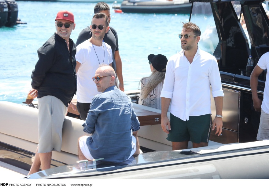 Ο Νίκος Βέρτης σε σκάφος στη Μύκονο