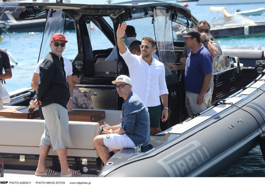 Ο Νίκος Βέρτης σε σκάφος στη Μύκονο