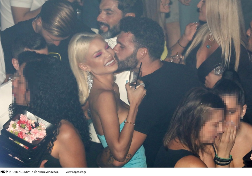 Αλεξάνδρα Παναγιώταρου - Στάθης Σχίζας ερωτευμένοι σε νυχτερινή έξοδο