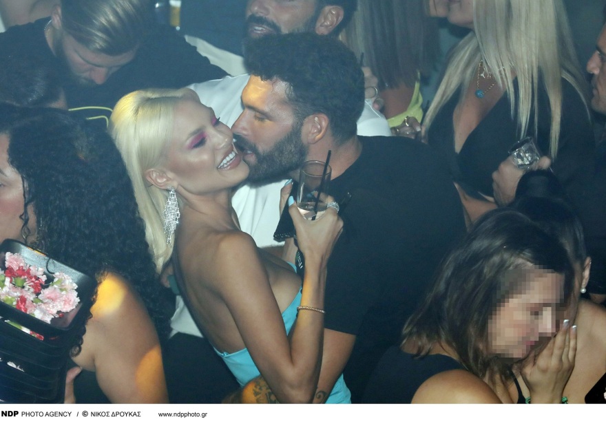 Αλεξάνδρα Παναγιώταρου - Στάθης Σχίζας ερωτευμένοι σε νυχτερινή έξοδο