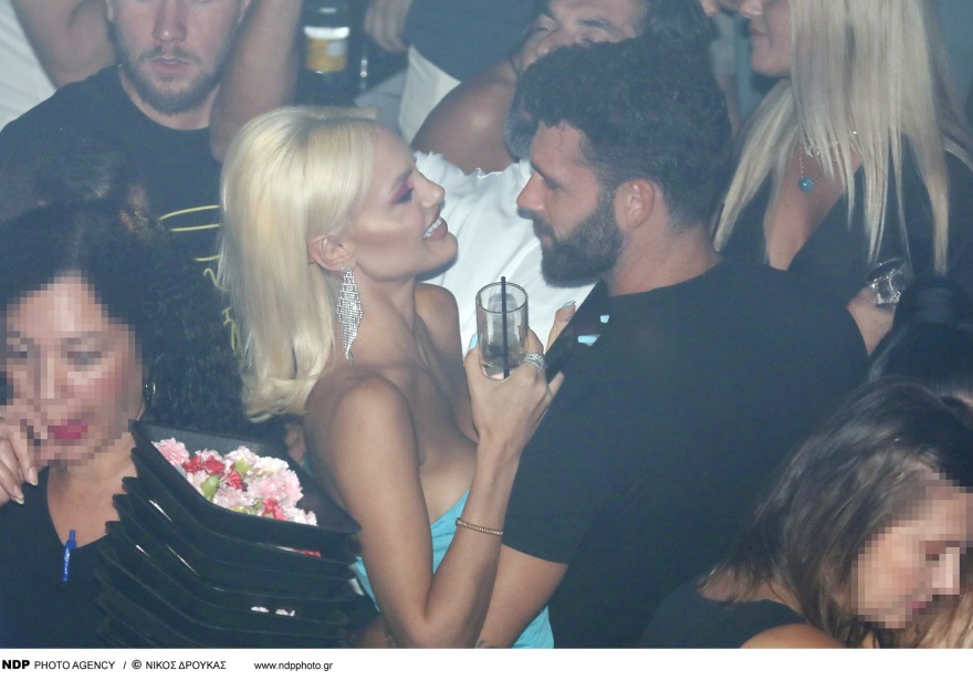 Αλεξάνδρα Παναγιώταρου - Στάθης Σχίζας ερωτευμένοι σε νυχτερινή έξοδο