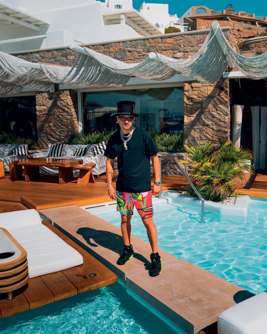 Alec Monopoly: Ένας από τους πιο ακριβοπληρωμένους street artists «ζωγραφίζει» στη Μύκονο