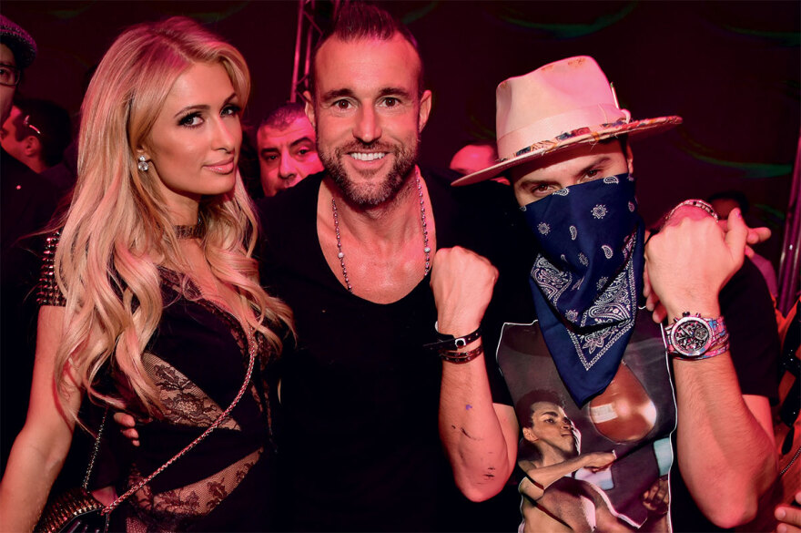 Alec Monopoly: Ένας από τους πιο ακριβοπληρωμένους street artists «ζωγραφίζει» στη Μύκονο