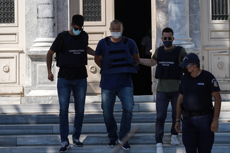 Βιασμός στη Λέσβο: «Τι σου έκανε το μωρό μου, παιδεραστή» ξέσπασε η μάνα της 14χρονης έξω από τα δικαστήρια