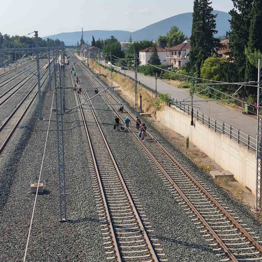 Λαμία: Διπλή ταλαιπωρία για επιβάτες τρένου – Συγκρούστηκε με αγελάδα και λίγο αργότερα εκτροχιάστηκε