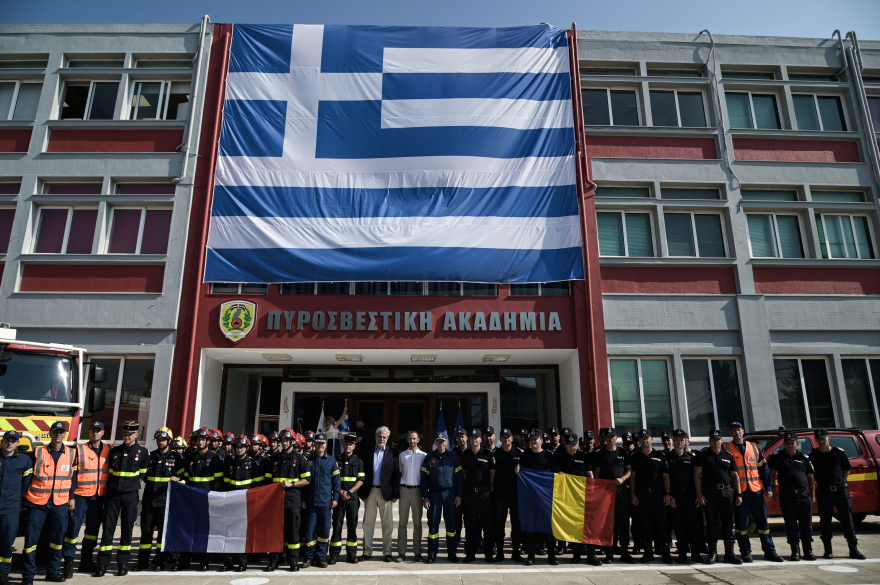 Έφτασαν οι Γάλλοι πυροσβέστες στη χώρα - Το «αντίο» στους 28 συναδέλφους τους από τη Ρουμανία
