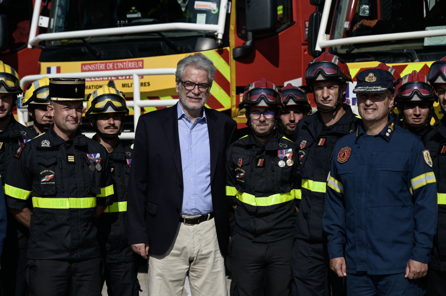 Έφτασαν οι Γάλλοι πυροσβέστες στη χώρα - Το «αντίο» στους 28 συναδέλφους τους από τη Ρουμανία