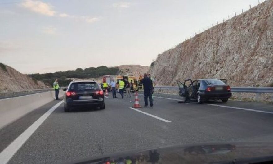 Ιόνια Οδός: Tραγωδία με δύο νεκρούς - ΙΧ παρέσυρε ζευγάρι μπροστά στα μάτια των παιδιών τους
