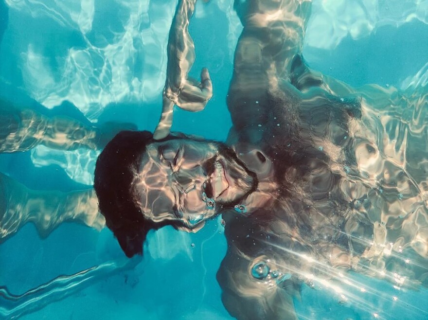 Γιάννης Κουκουράκης: Ο ηθοποιός χαλαρώνει στην πισίνα