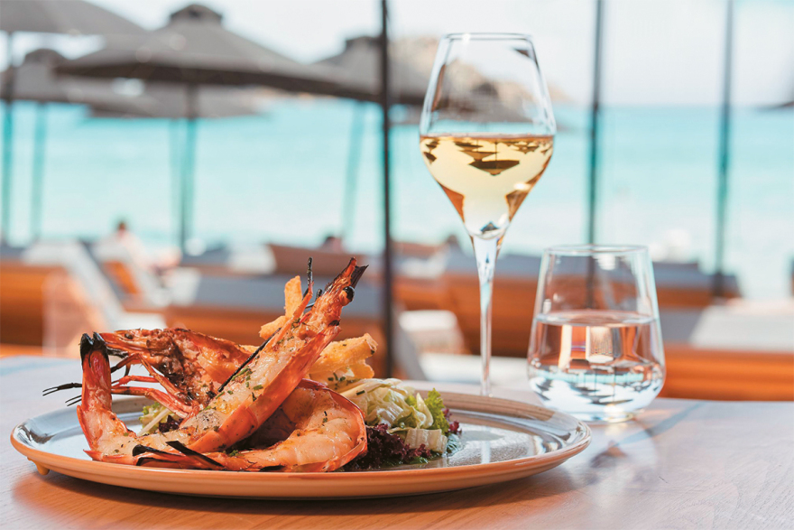 Μύκονος: Το DK Oyster με τα «χρυσά» καβουροπόδαρα έκρυβε και 14 αδήλωτες πισίνες