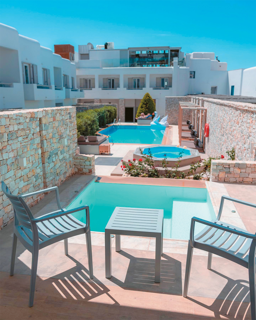 Μύκονος: Το DK Oyster με τα «χρυσά» καβουροπόδαρα έκρυβε και 14 αδήλωτες πισίνες