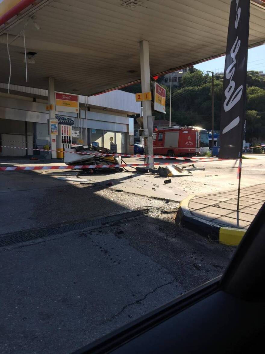 Βέροια: Ακυβέρνητη νταλίκα έπεσε πάνω σε βενζινάδικο και προκάλεσε φωτιά - Δείτε βίντεο