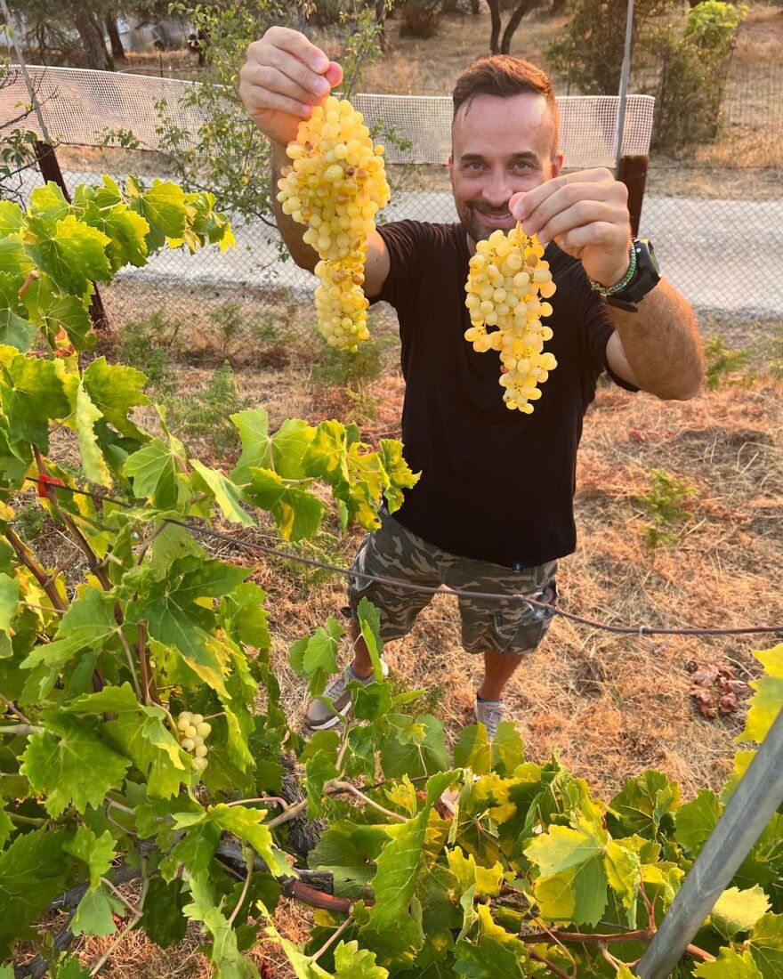 Γιώργος Λιανός: Οικογενειακές διακοπές στο χωριό του – Το βίντεο με την κόρη και τον πατέρα του