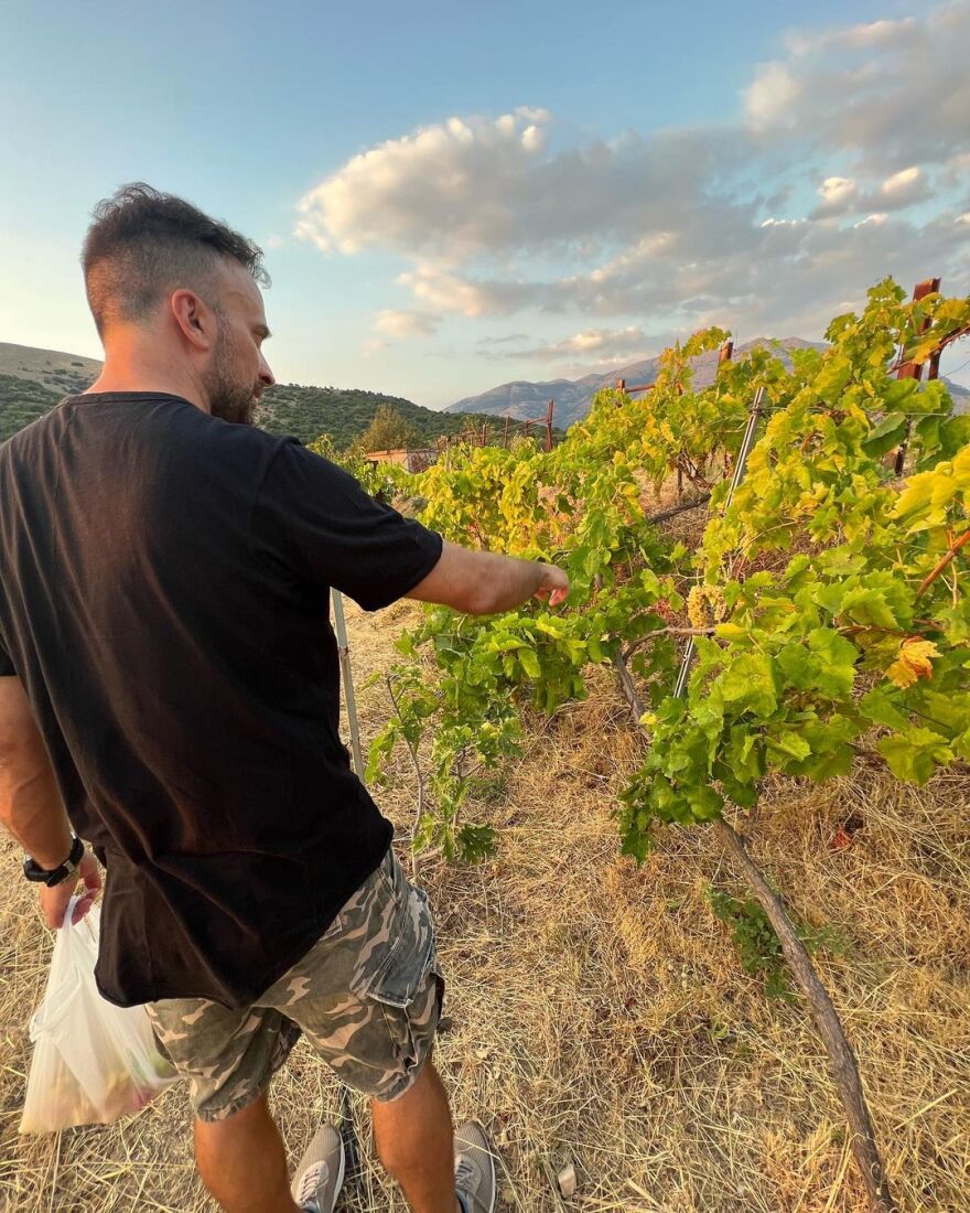 Γιώργος Λιανός: Οικογενειακές διακοπές στο χωριό του – Το βίντεο με την κόρη και τον πατέρα του