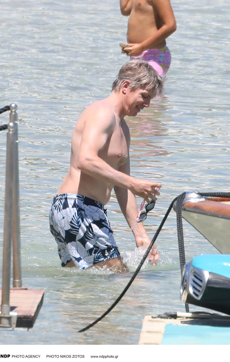 Λέων Πατίτσας - Μαριέττα Χρουσαλά με τα παιδιά τους στη Μύκονο