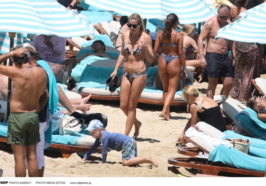 Λέων Πατίτσας - Μαριέττα Χρουσαλά με τα παιδιά τους στη Μύκονο