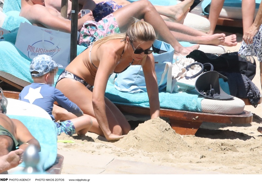 Λέων Πατίτσας - Μαριέττα Χρουσαλά με τα παιδιά τους στη Μύκονο