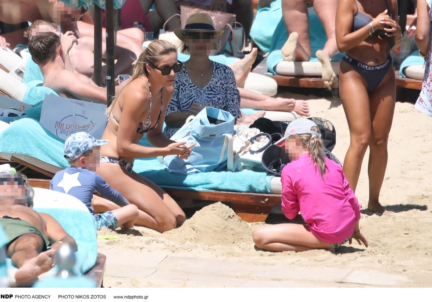 Λέων Πατίτσας - Μαριέττα Χρουσαλά με τα παιδιά τους στη Μύκονο