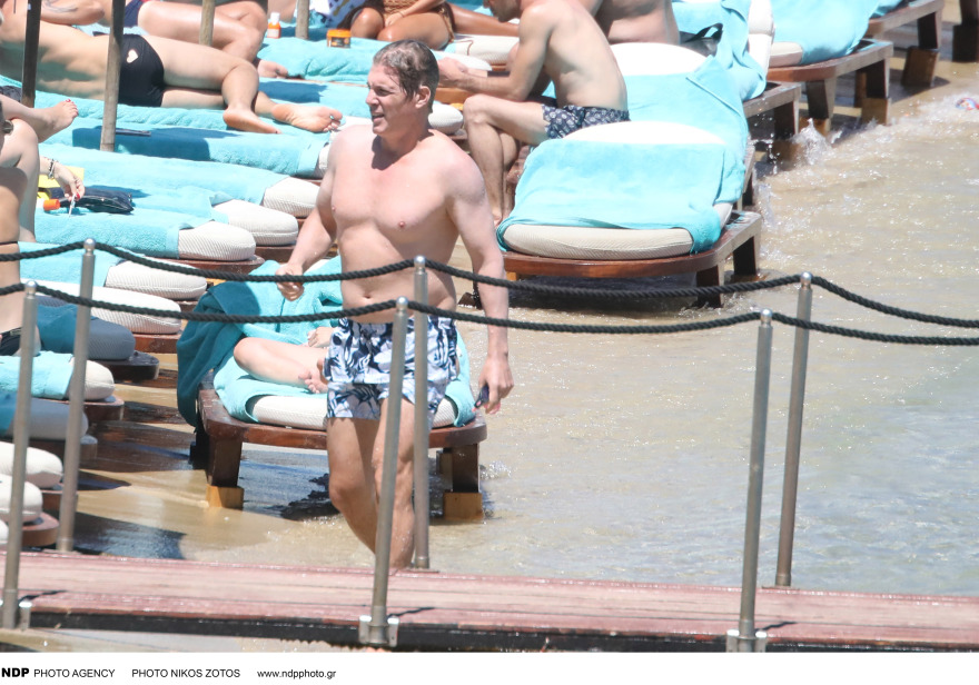 Λέων Πατίτσας - Μαριέττα Χρουσαλά με τα παιδιά τους στη Μύκονο