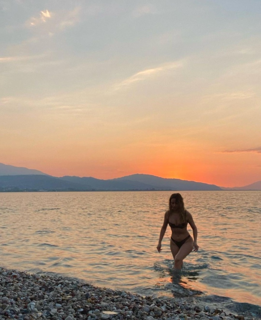 Ντόρα Μακρυγιάννη: Οι φωτογραφίες με μπικίνι στο ηλιοβασίλεμα