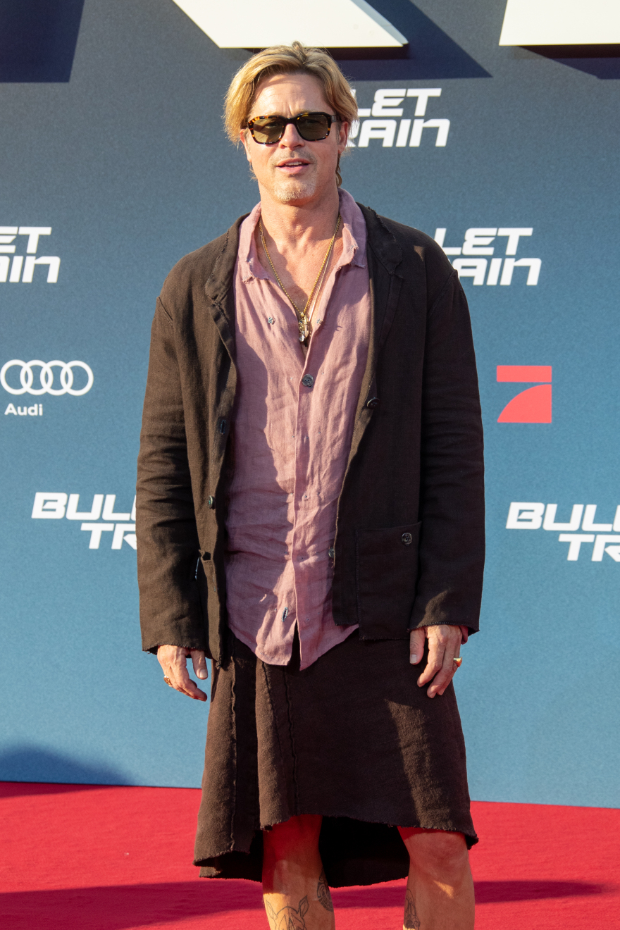 Ο Μπραντ Πιτ εξηγεί γιατί έβαλε φούστα στην πρεμιέρα της νέας του ταινίας - «Όλοι θα πεθάνουμε»