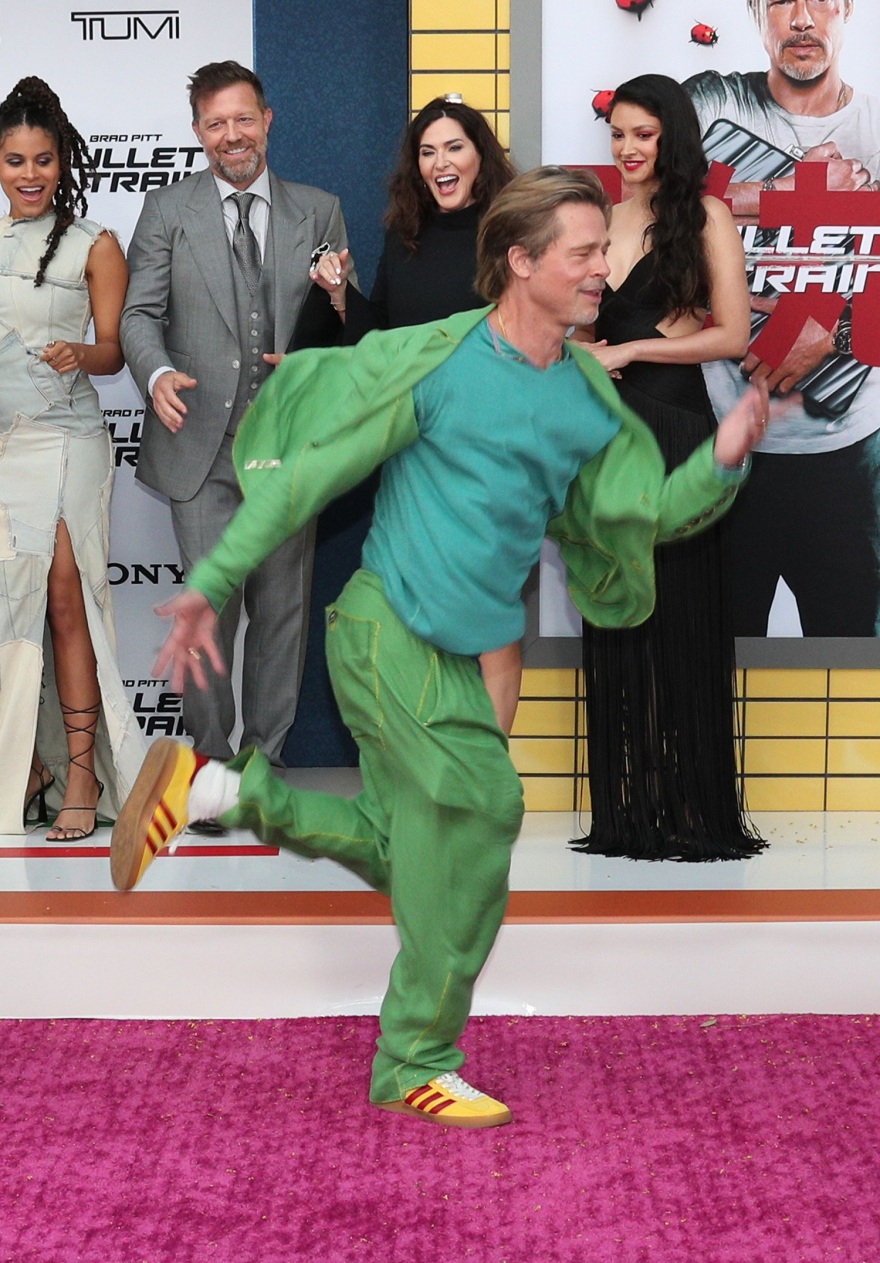 O Μπραντ Πιτ... «πετούσε» από τη χαρά του στην πρεμιέρα του «Bullet Train»