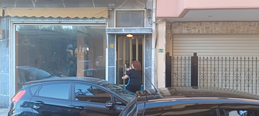 Περιστέρι: Φίλοι αποχαιρετούν με λουλούδια και ένα συγκινητικό σημείωμα την 17χρονη που βρέθηκε νεκρή