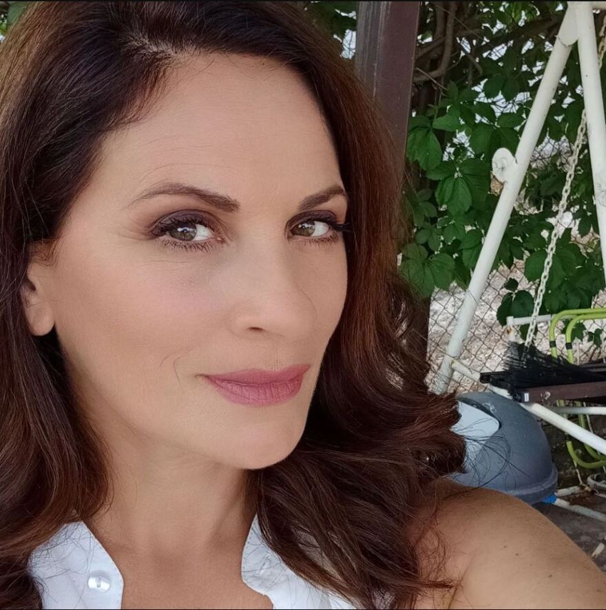 Θεοφανία Παπαθωμά: Η «Βιολέτα» αποχαιρέτησε το ξανθό μαλλί και έγινε καστανή