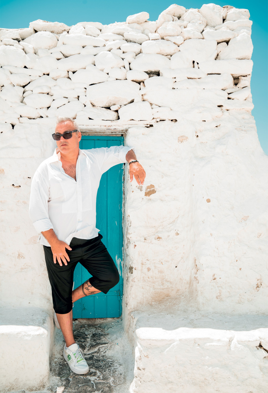 O Μάνος Βαμβούκης είναι η ψυχή των πάρτυ